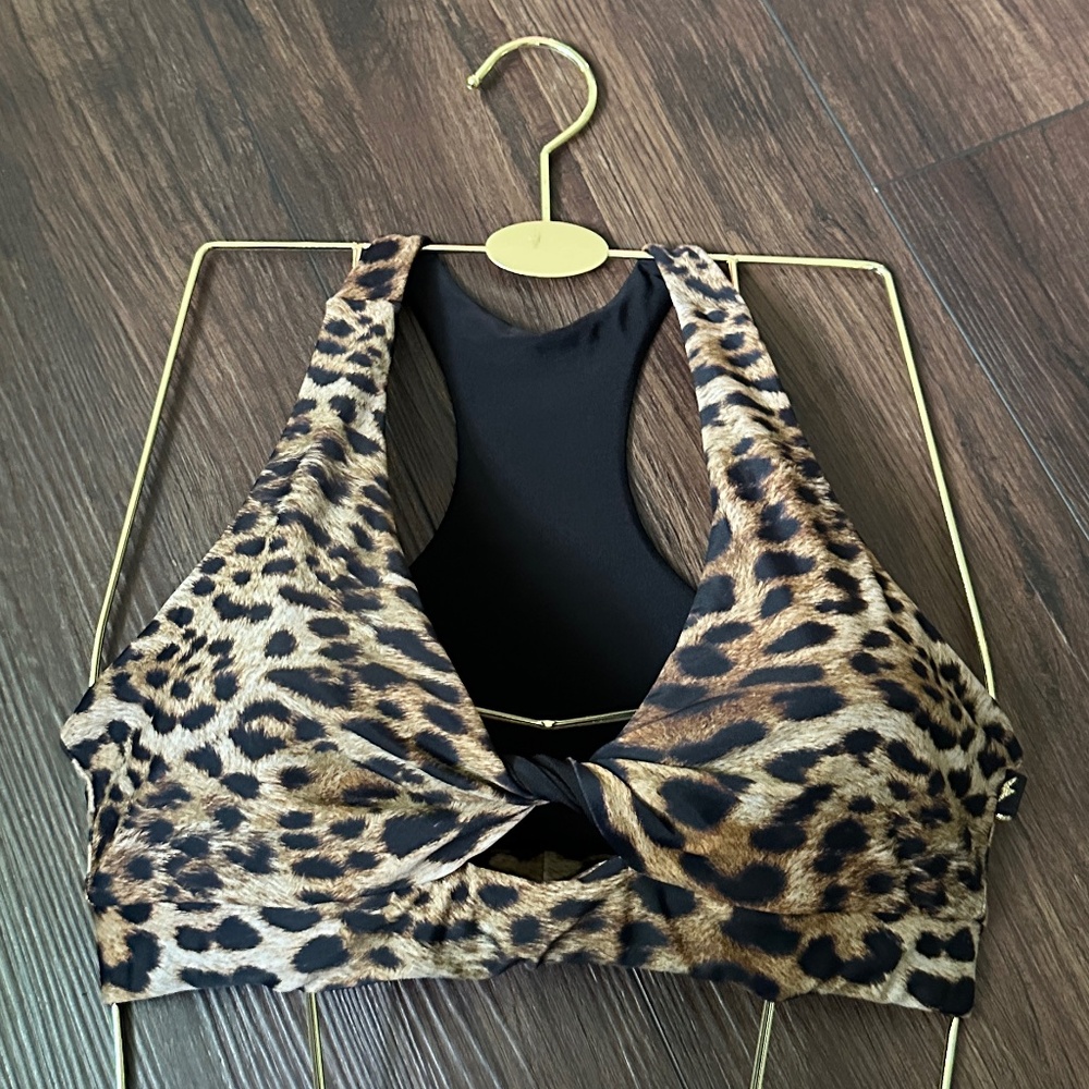 🔥 Twist Front V-Neck Racerback Sports Bra | Leopard Print | Reversible | Small